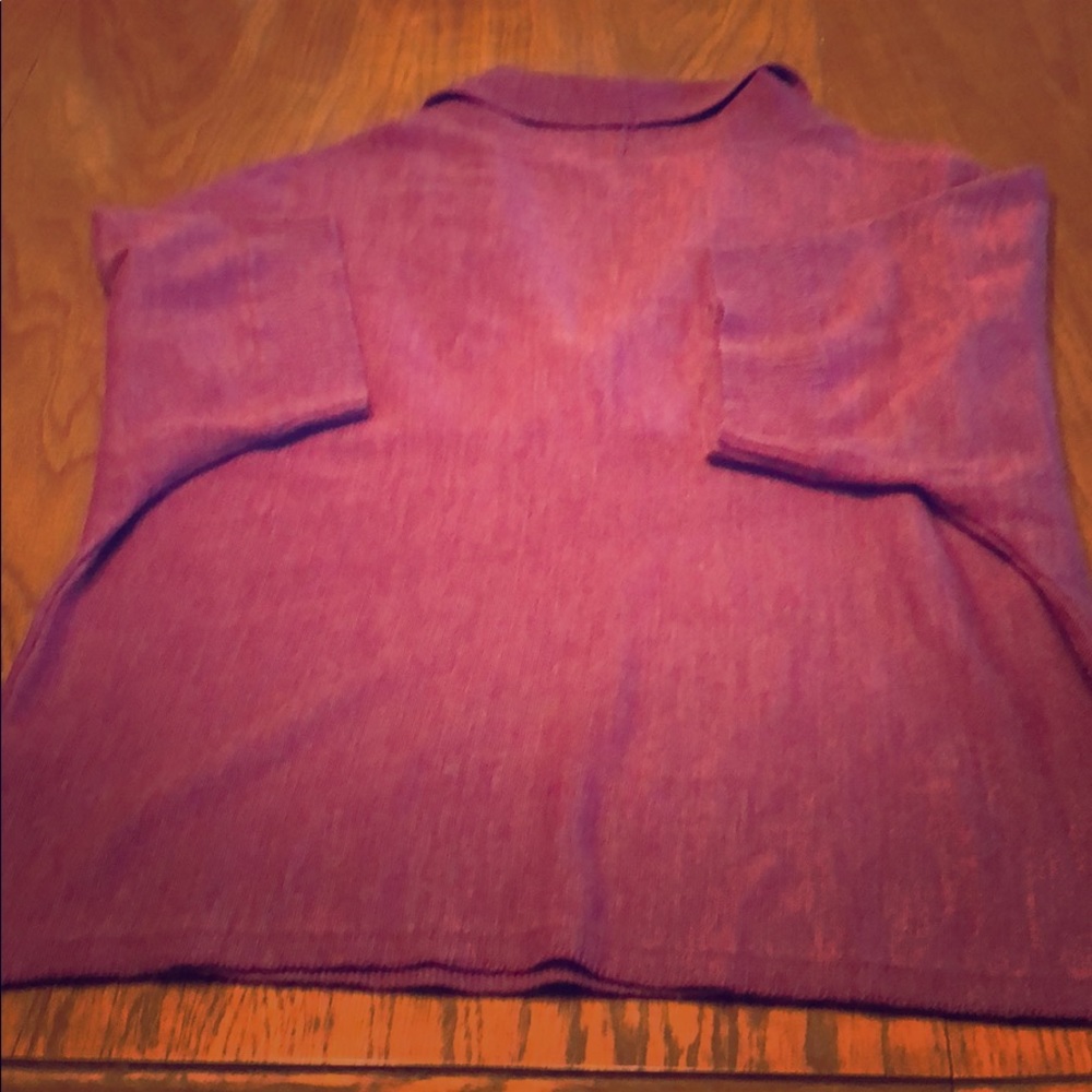 Women’s short sleeve v- neck sweater